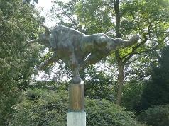 Een bronzen stier op een twee meter hoge, blauw hardstenen sokkel