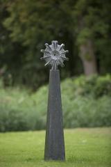 Het kunstwerk de ‘Natuurdrager’ is gemaakt van Arduin en de cirkelvorm staat voor het geloof in de eenheid en de eeuwige kringloop van de natuur.