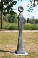 Het beeld “Zonneteken” is gemaakt van Arduin en staat aan het einde van de Duitse tuin.